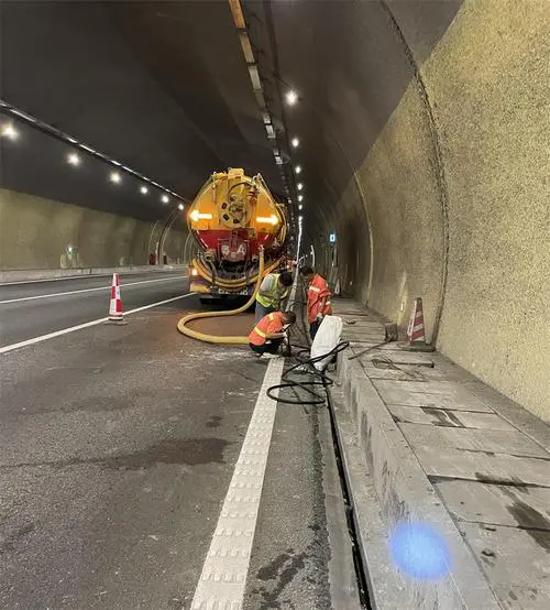 肃南隧道排水渠清淤